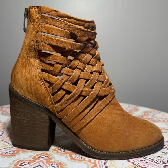 𝐅𝐑𝐄𝐄 𝐏𝐄𝐎𝐏𝐋𝐄 Boho Ankle Booties - Picture 10 of 15